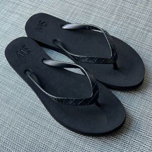 Stuart Weitzman Embossed Flip Flop (Women) size 8 black new